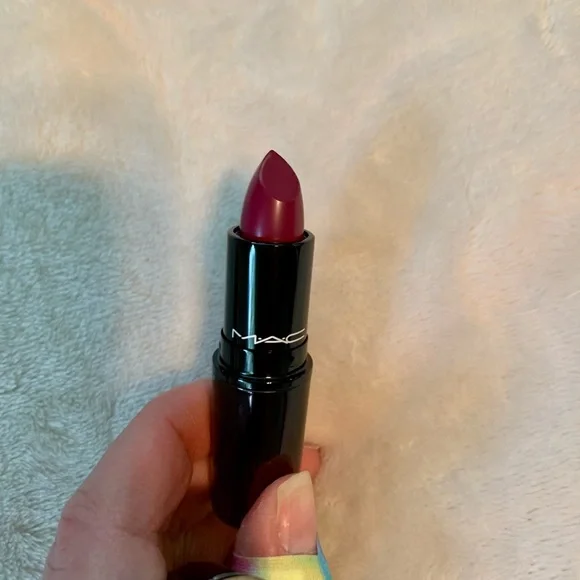 🎁2 NEW MAC Love me Lipsticks...never used. - Picture 8 of 14